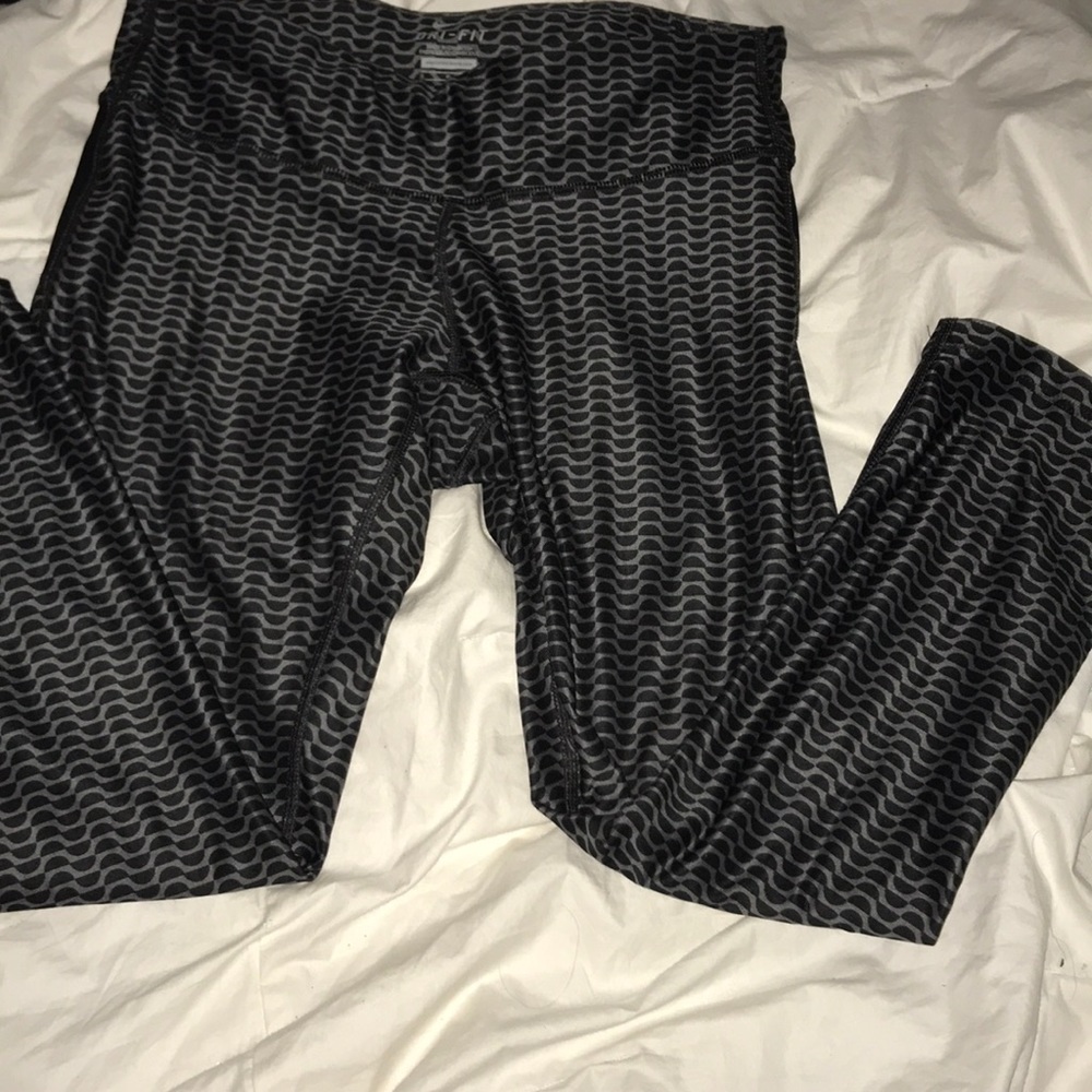 Nike Small Dry Fit cropped leggings🌪 - Picture 2 of 3